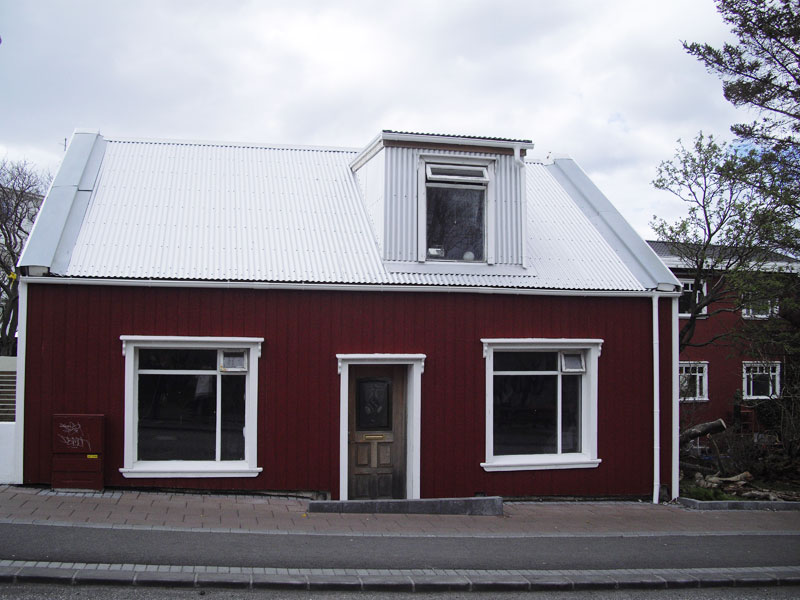 Rood-huis-in-Reykjavik